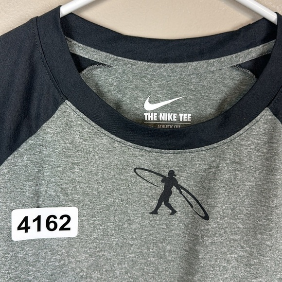 Nike tee med 21-1/2 p2p  27”length  preowned a few tiny spots  dri fit - Picture 3 of 7